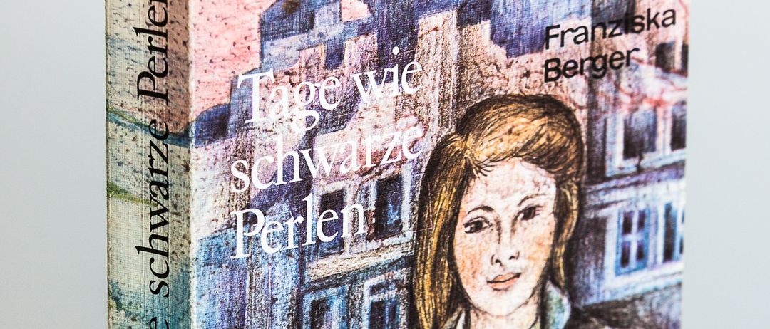 Das Buchcover zeigt eine Zeichnung einer Frau mit einem Regenschirm. Der Titel 'Tage wie schwarze Perlen' ist in Weiß geschrieben.