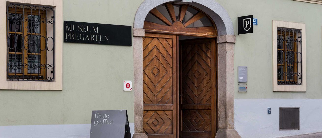 Bild enthält, Arch, Gothic Arch, Door, Wood, City, Urban