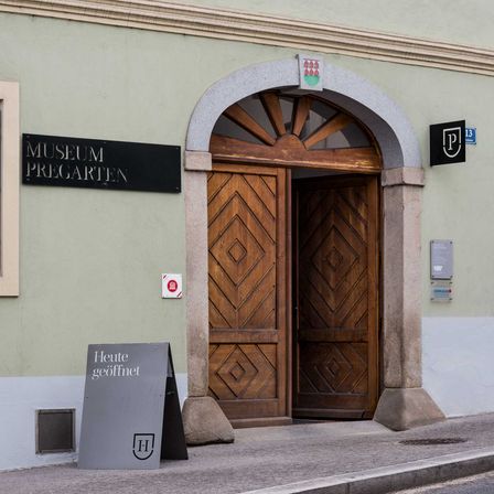 Bild enthält, Arch, Gothic Arch, Door, Wood, City, Urban