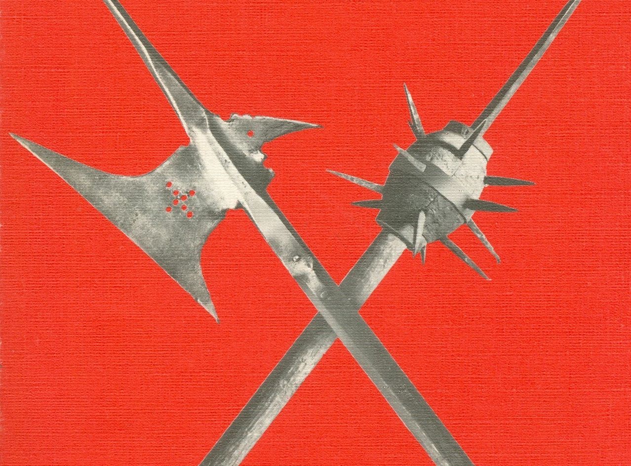 Zwei mittelalterliche Waffen, eine spitzenbesetzte Kriegskeule und eine Axt, sind auf einem roten Hintergrund gekreuzt.