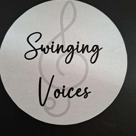 Ein weißer kreisförmiger Aufkleber mit schwarzem Text und einem musikalischen Notendesign. Der Text lautet 'Swinging Voices'.
