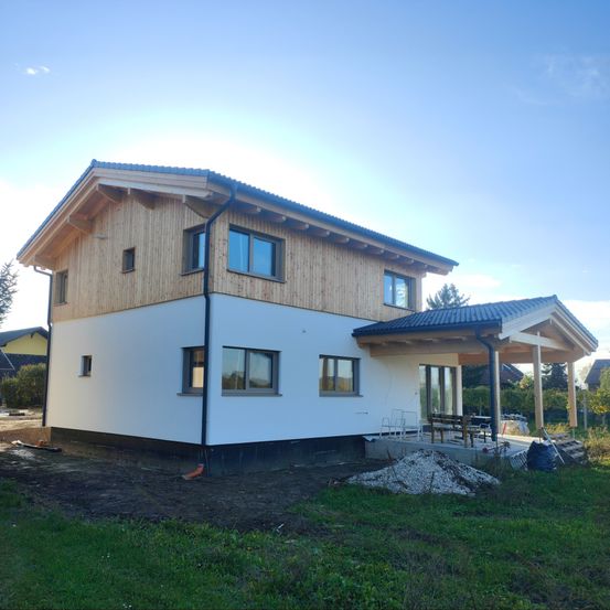 Bild enthält, Shelter, Cottage, House, Housing, Porch, Interior Design, Patio, Chair, Boat, Portico