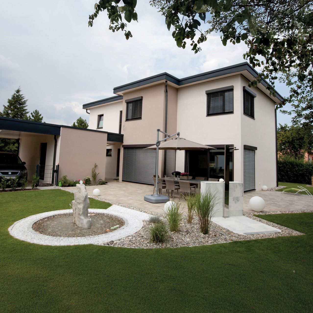 Bild enthält, Grass, Plant, Building, House, Housing, Villa, Lawn, Car, Manor, Indoors