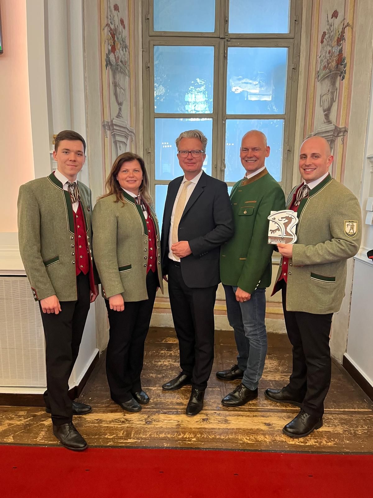 Bild enthält, Groupshot, Person, Adult, Female, Woman, Male, Man, Coat, Suit, Glasses