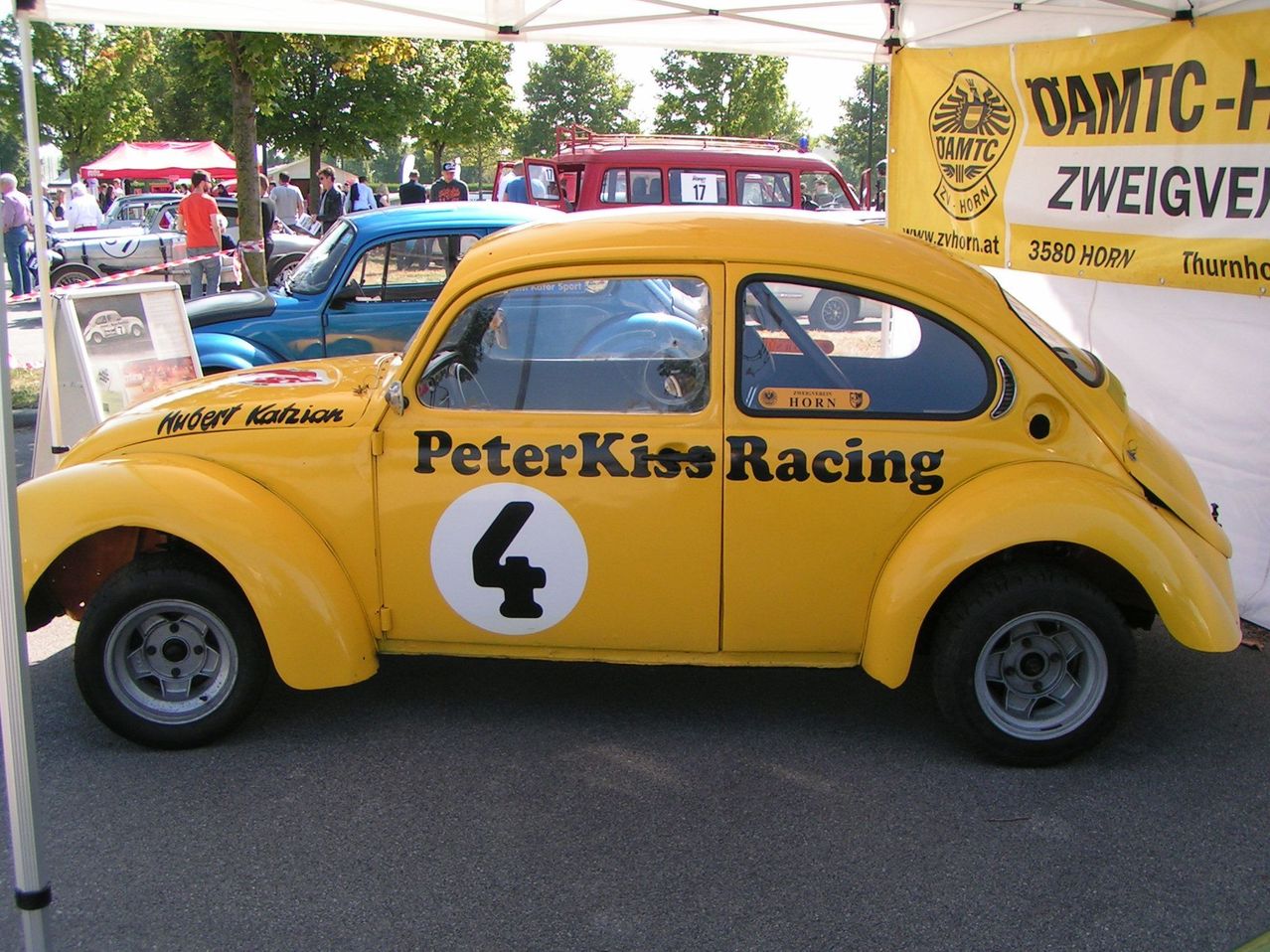 Bild enthält, Car, Transportation, Vehicle, Person, Hat, Wheel, Taxi, Alloy Wheel, Tire