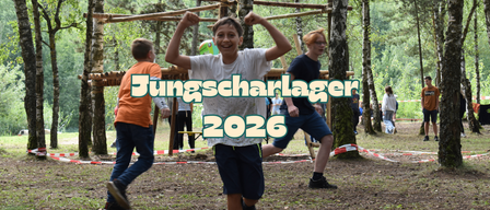 Eine Gruppe von Kindern spielt draußen im Wald. Ein Junge in einem weißen T-Shirt hebt seine Fäuste in die Luft. Der Text auf dem Bild lautet Jungscharlager 2026.
