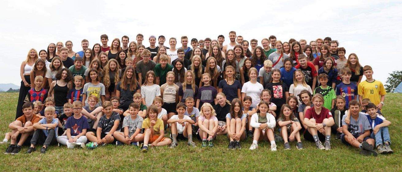 Bild enthält, Grass, People, Person, Groupshot, College, Face, Outdoors, Nature, Portrait, Shoe