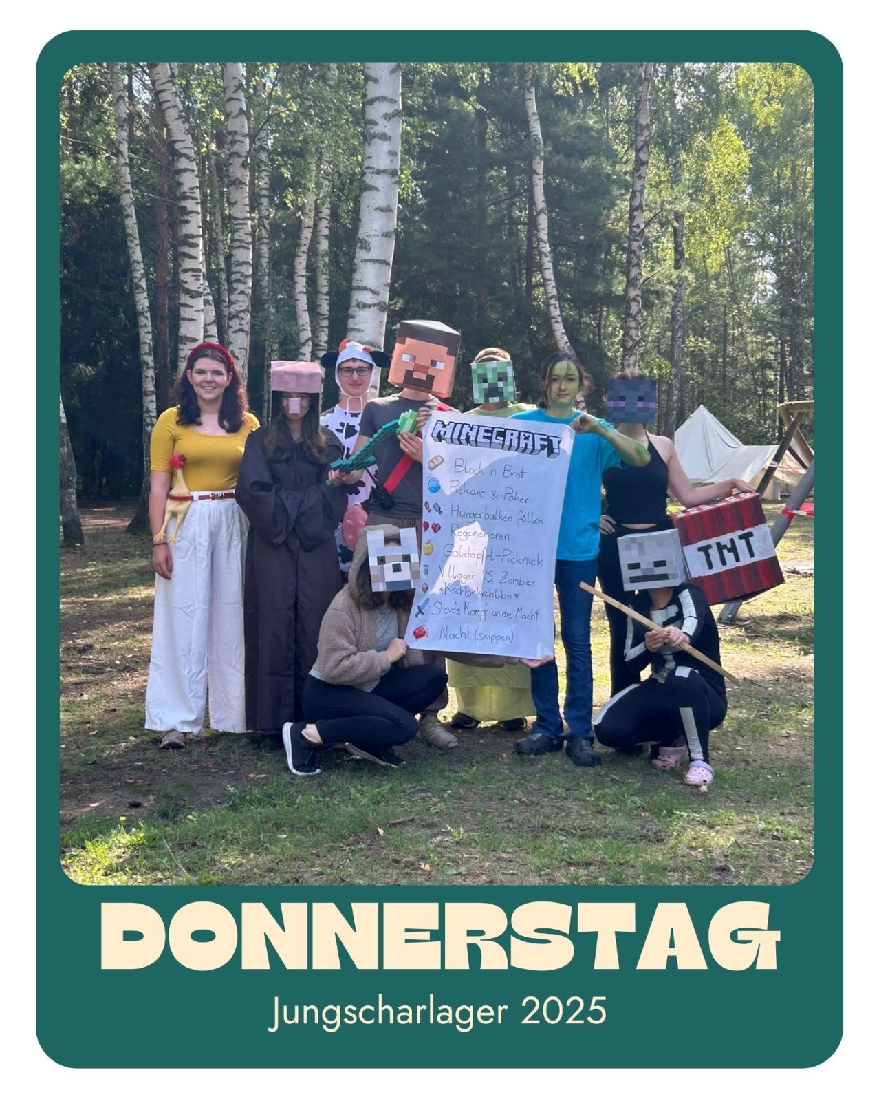 Gruppe von Menschen in Minecraft-Kostümen, die in einem Wald für ein Foto posieren. Eine Person in der Mitte hält ein Schild mit Aufgaben. Unten steht 'DONNERSTAG'.