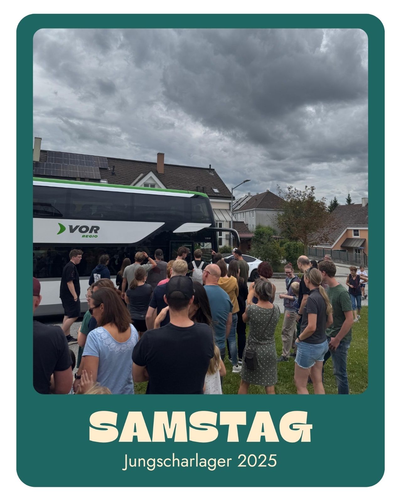 Eine Menschenmenge versammelt sich vor einem Bus mit 'VOR' und 'SAMSTAG' Schriftzug. Einige tragen Freizeitkleidung, und der Hintergrund zeigt Häuser und Bäume unter einem bewölkten Himmel.