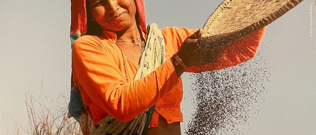 Bild enthält, Advertisement, Poster, Adult, Female, Person, Woman, Agriculture, Outdoors, Face, Portrait