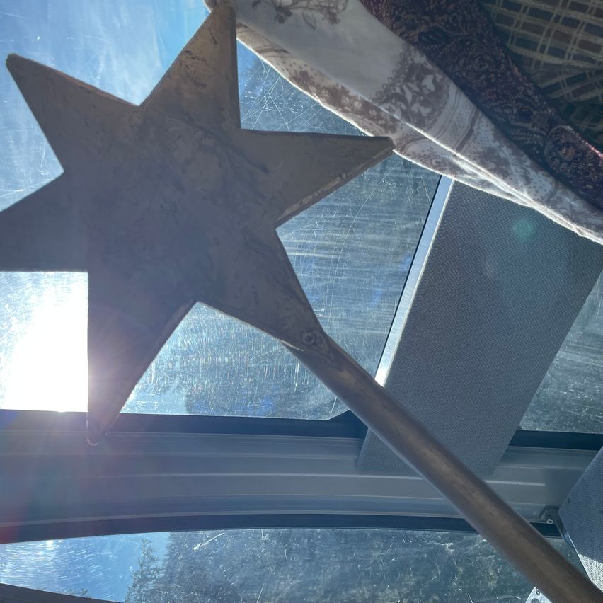 Bild enthält, Wand, Symbol, Aircraft, Airplane, Transportation, Vehicle, Blade, Dagger, Knife, Weapon