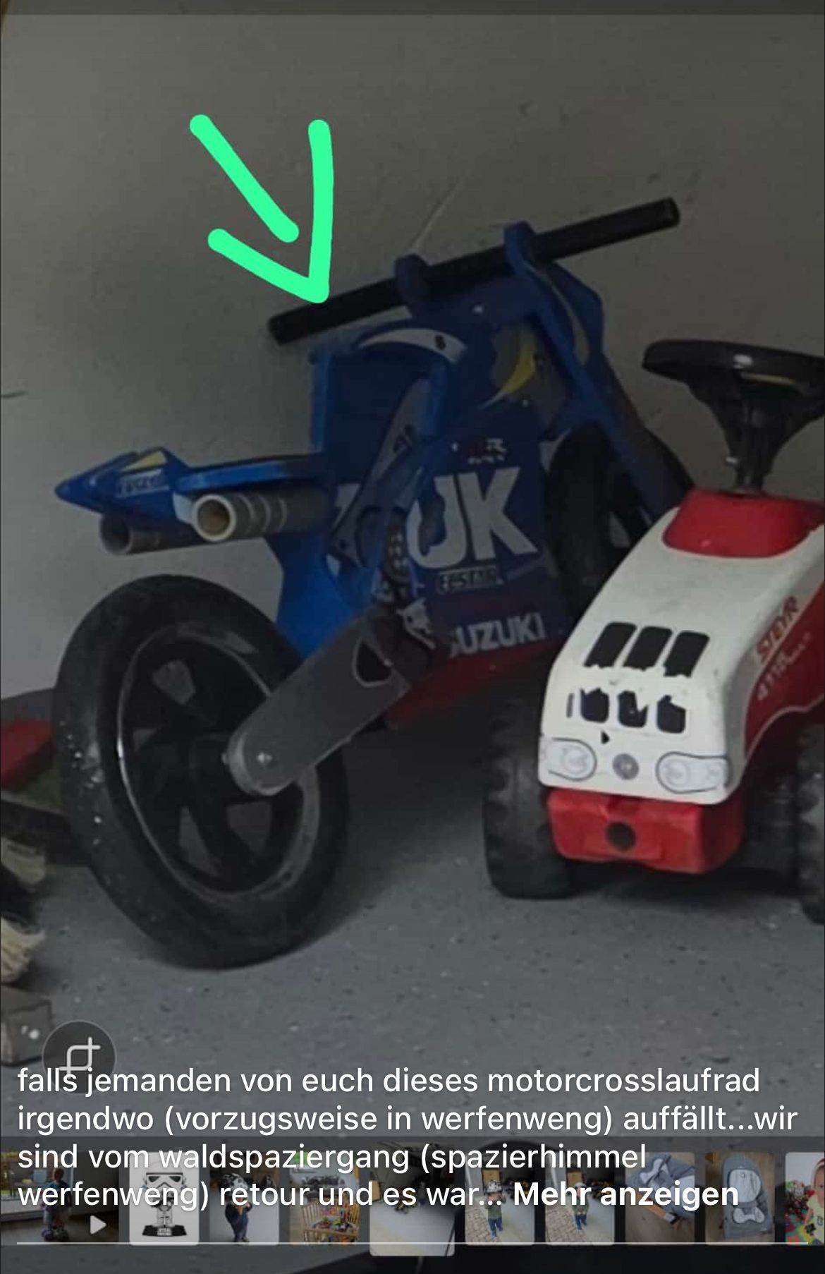 Ein blaues Spielzeugmotorrad mit Suzuki-Logo steht neben einem roten und weißen Spielzeugtraktor. Beide Spielzeuge sind auf einem Betonboden geparkt.