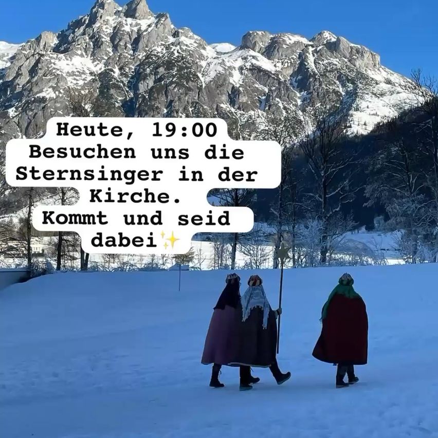 Drei Personen in Kostümen gehen durch den Schnee, mit einem verschneiten Berg im Hintergrund. Ein Text-Overlay lädt andere ein, sich um 19:00 den Sternsingern in der Kirche anzuschließen.