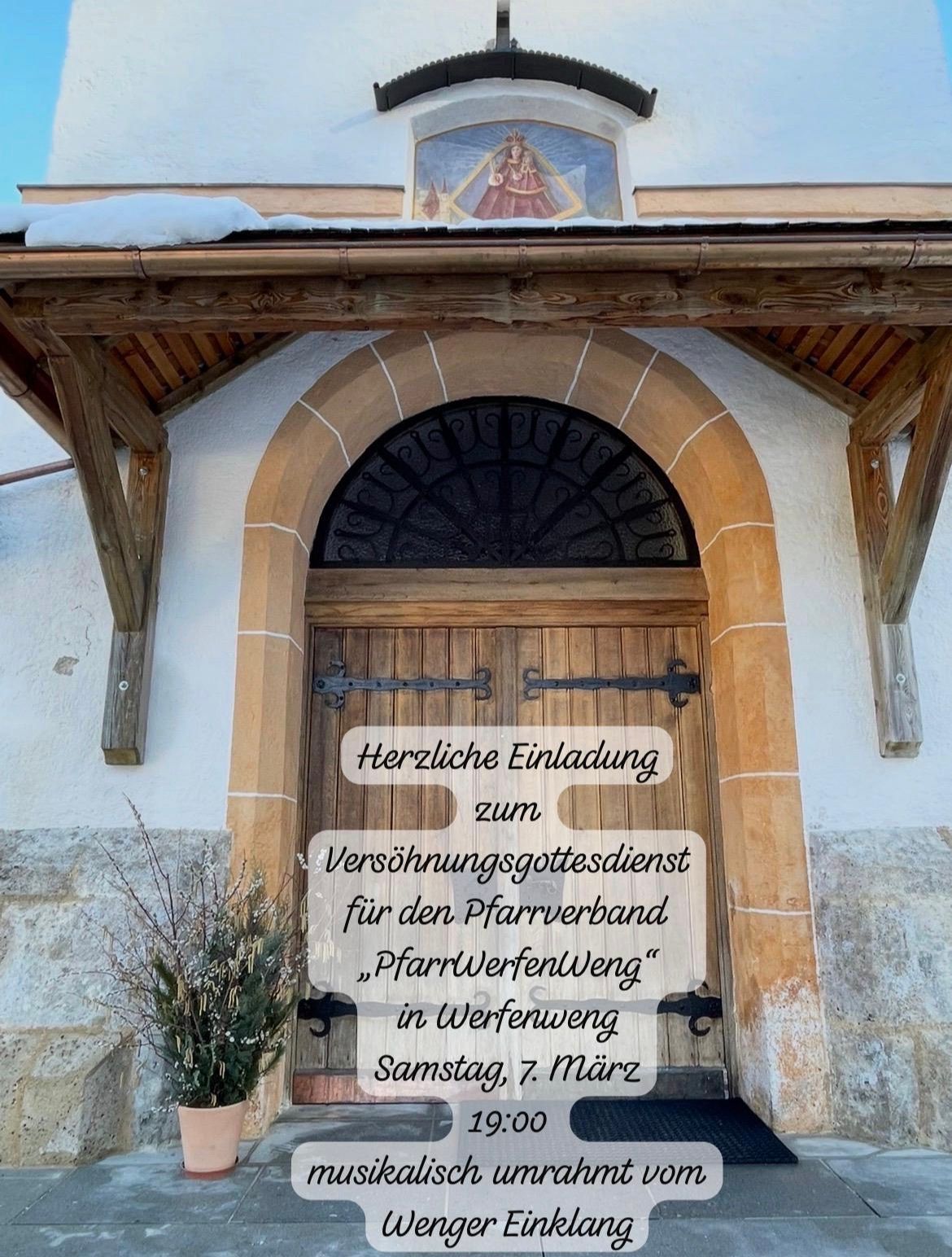Eine Holztür mit einem dekorativen Bogen und Metallscharnieren, teilweise von Schnee bedeckt, steht unter einem hölzernen Vordach. Ein Textüberlagerung lautet 'Herzliche Einladung zum Versöhnungsgottesdienst für den Pfarrverband Pfarrwerfenweg in Werfenweg Samstag, 7. März'.