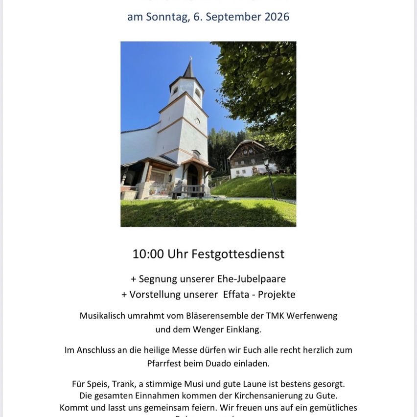 Eine Kirche mit einem Turm und einem kleinen Haus davor, umgeben von Grün und einem klaren blauen Himmel.