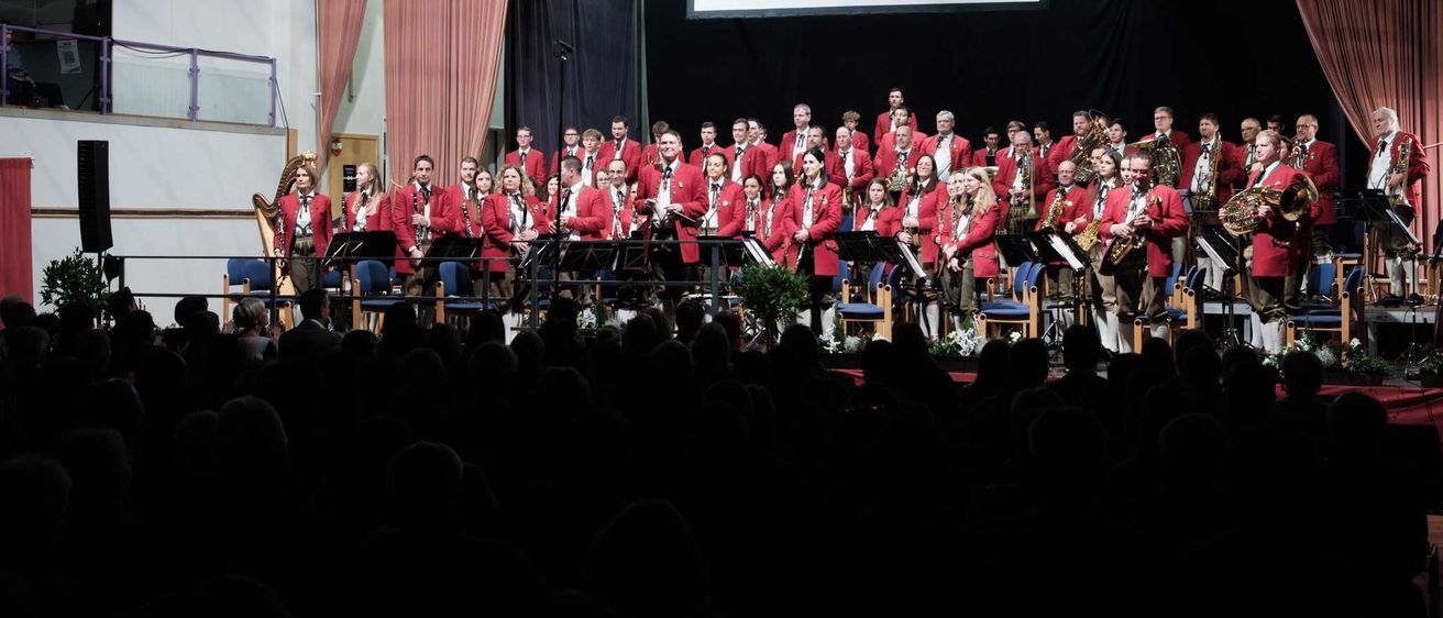 Bild enthält, Group Performance, Person, People, Music, Music Band, Musical Instrument, Musician, Performer, Indoors, Speaker