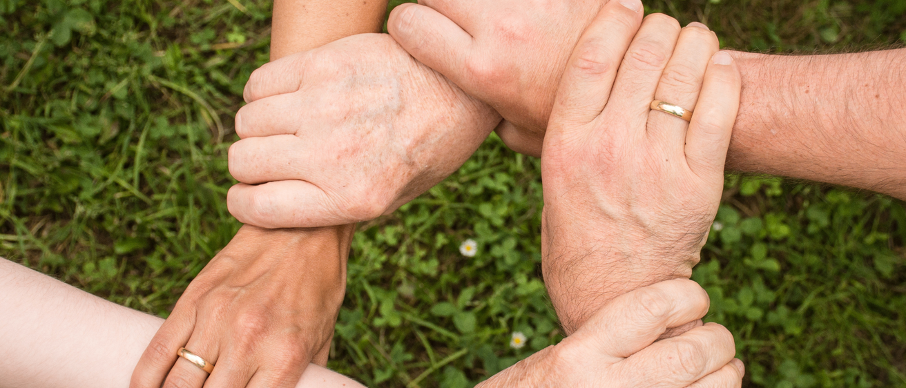 Bild enthält, Person, Skin, Body Part, Finger, Hand, Massage, Wrist, Baby, Holding Hands
