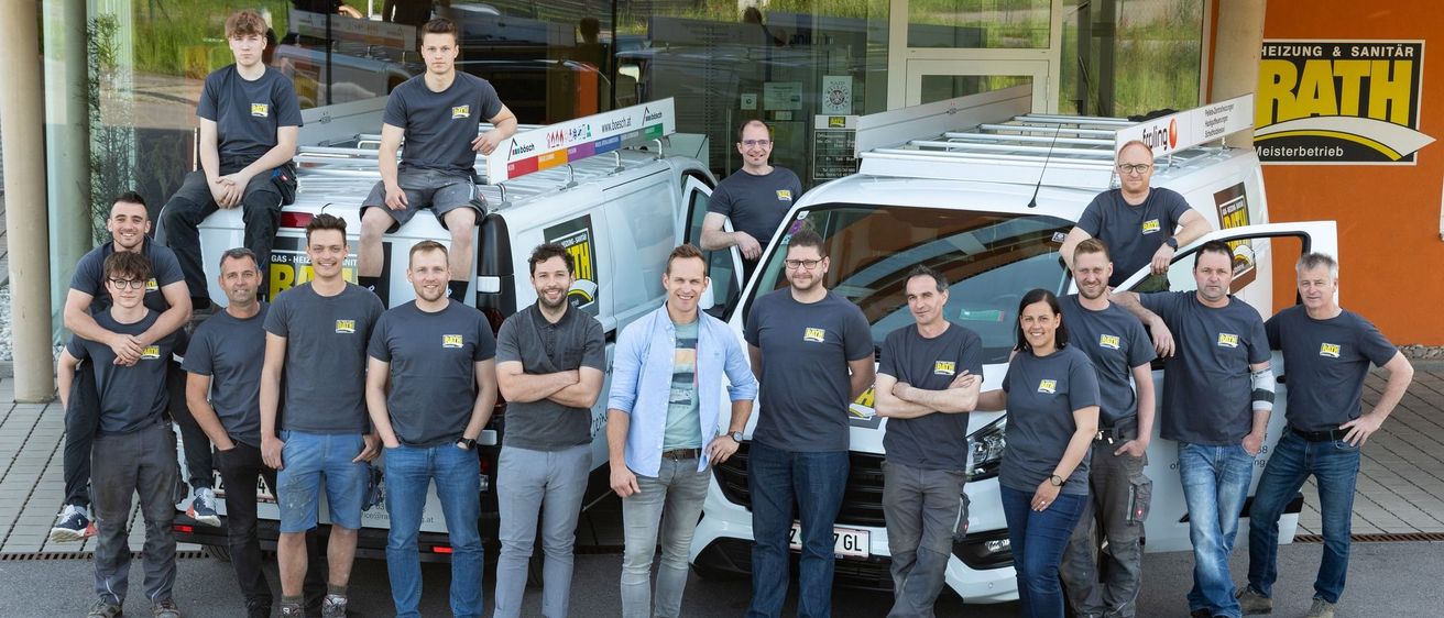 Bild enthält, People, Person, Pants, Wristwatch, Jeans, Boy, Male, Teen, Adult, Man