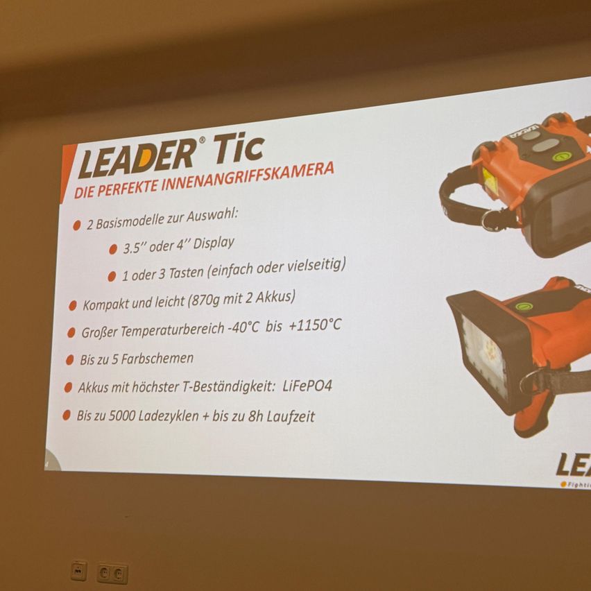 Ein Präsentationsfolie mit der LEADER Tic Inneninspektionskamera. Sie zeigt zwei Modelle, ein 3,5 oder 4-Zoll-Display und 1 oder 3 Tasten. Die Kamera ist kompakt, wiegt 870 g mit 2 Akkus und funktioniert bei Temperaturen von -40°C bis +1150°C. Sie bietet bis zu 5 Farbschemata und verwendet LiFePO4-Akkus, die bis zu 5000 Ladezyklen mit einer Laufzeit von 8 Stunden leisten können.