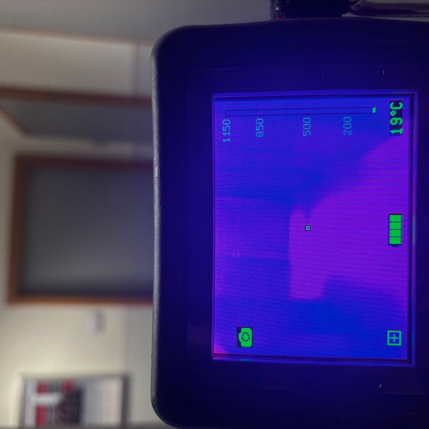 Ein digitales Gerätebildschirm zeigt Temperaturanzeigen: 1150, 850, 500, 200. Die Temperatur beträgt 19 Grad Celsius.