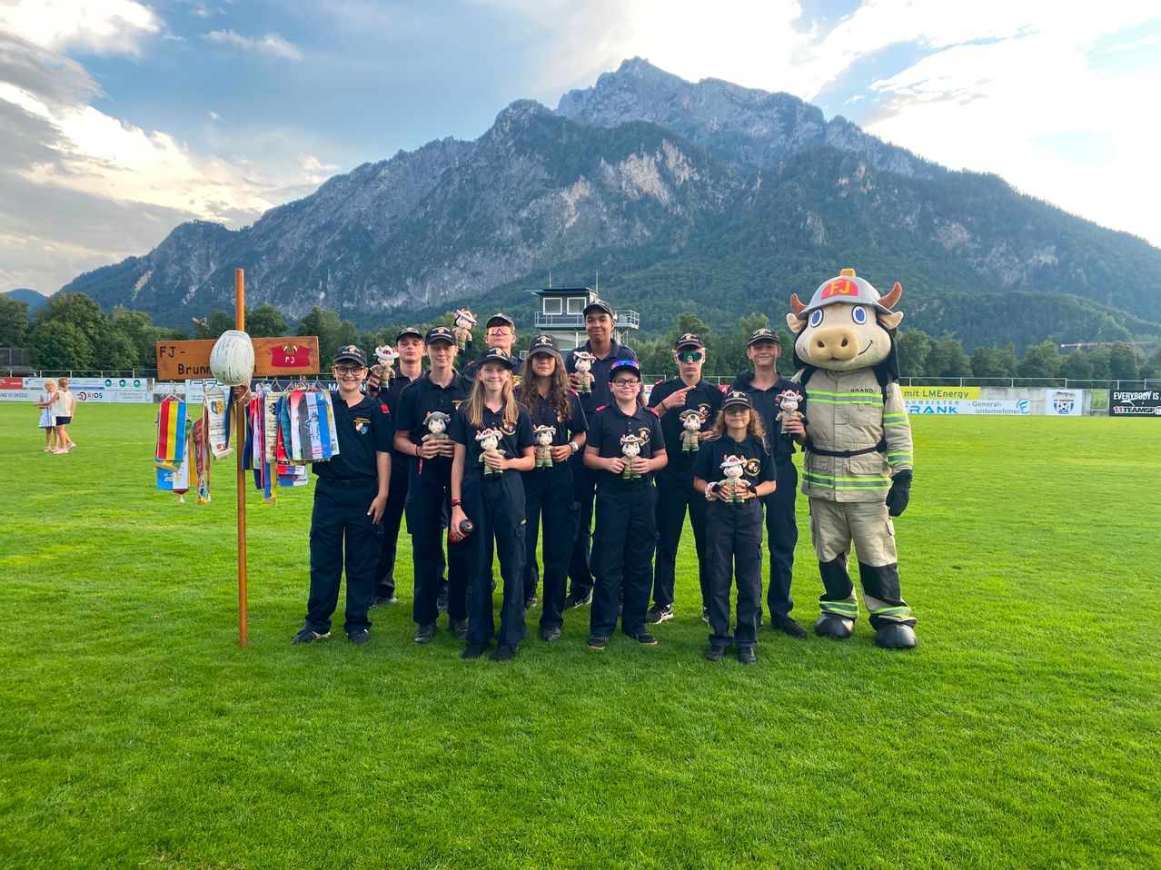 Jugendfeuerwehr Brunndamm mit Maskottchen vor Bergkulisse