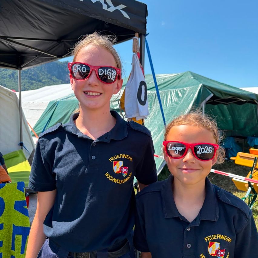 Feuerwehrjugendliche mit Sonnenbrillen beim Lager in Hochwolkersdorf 2026