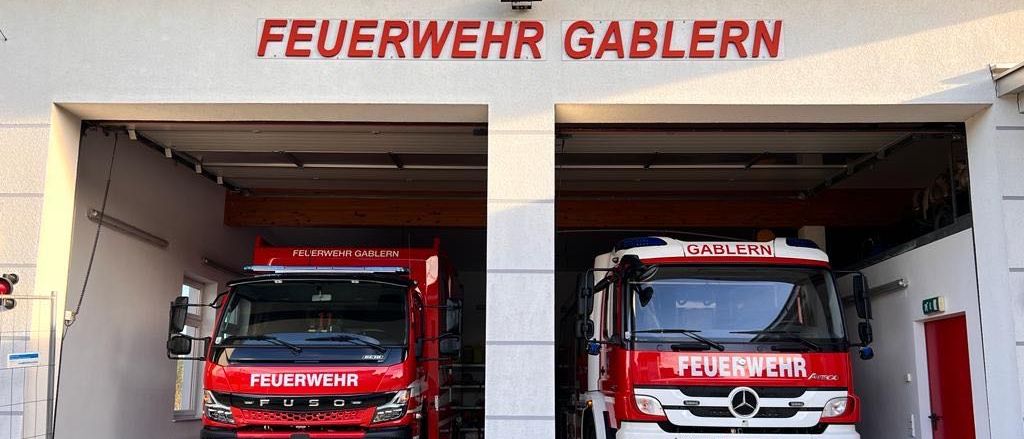 Bild enthält, Transportation, Truck, Vehicle, Fire Station, Fire Truck, Machine, Wheel
