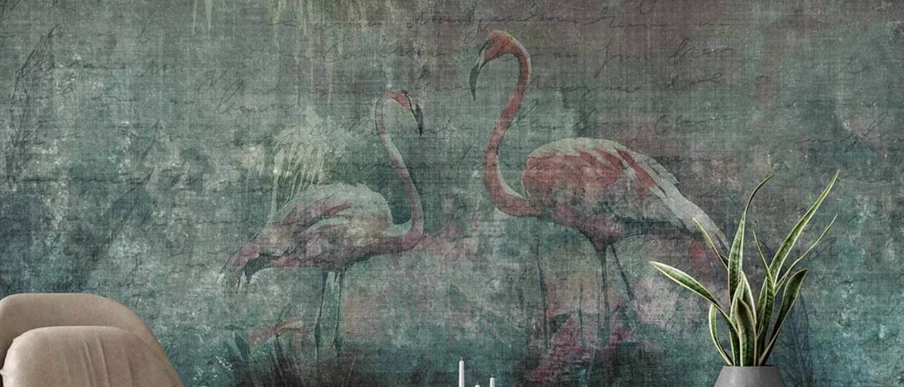 Ein Wohnzimmer mit einem modernen Wandbild von Flamingos, einem beigen Sessel und einem holzfarbenen Couchtisch mit Pflanze und Kerzen.