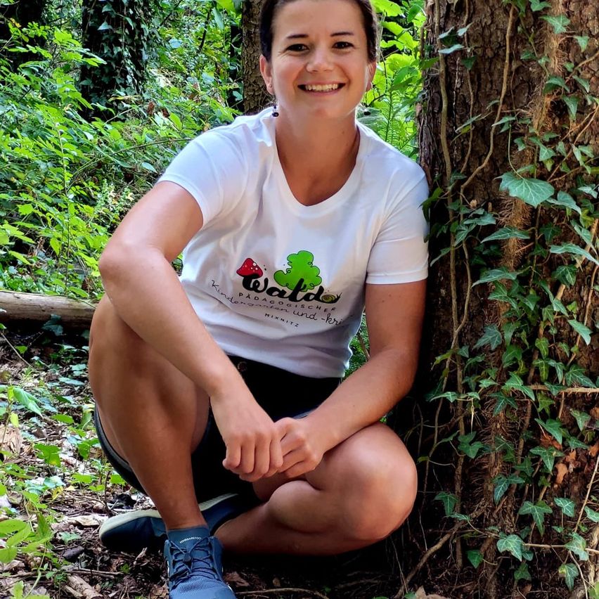 Bild enthält, Person, Sitting, Vegetation, Head, Photography, Portrait, Herbal, Tree, Jungle, Shorts