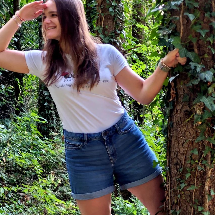 Bild enthält, Shorts, Adult, Female, Person, Woman, Vegetation, Pants, Sleeve, Ivy, Outdoors