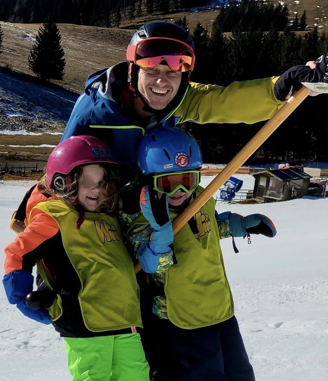 Bild enthält, Head, Photography, Portrait, Helmet, Coat, Hardhat, Jacket, Glove, Ice Skating Dancing, Selfie