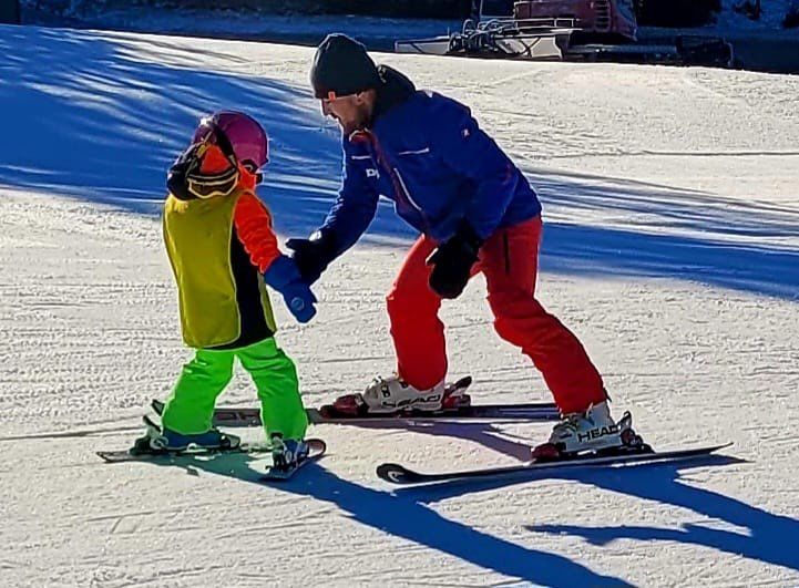 Bild enthält, Nature, Outdoors, Glove, Snow, Boy, Child, Male, Person, Skiing, Ice Hockey Stick