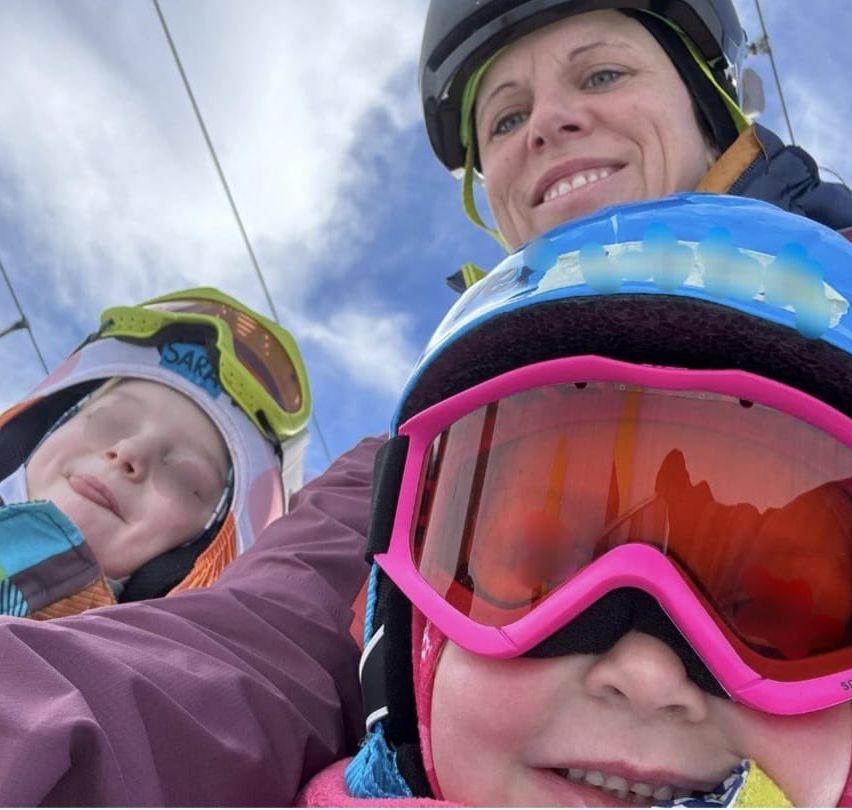 Bild enthält, Helmet, Hardhat, Photography, Portrait, Accessories, Goggles, Jacket, Glasses, Selfie, Sunglasses