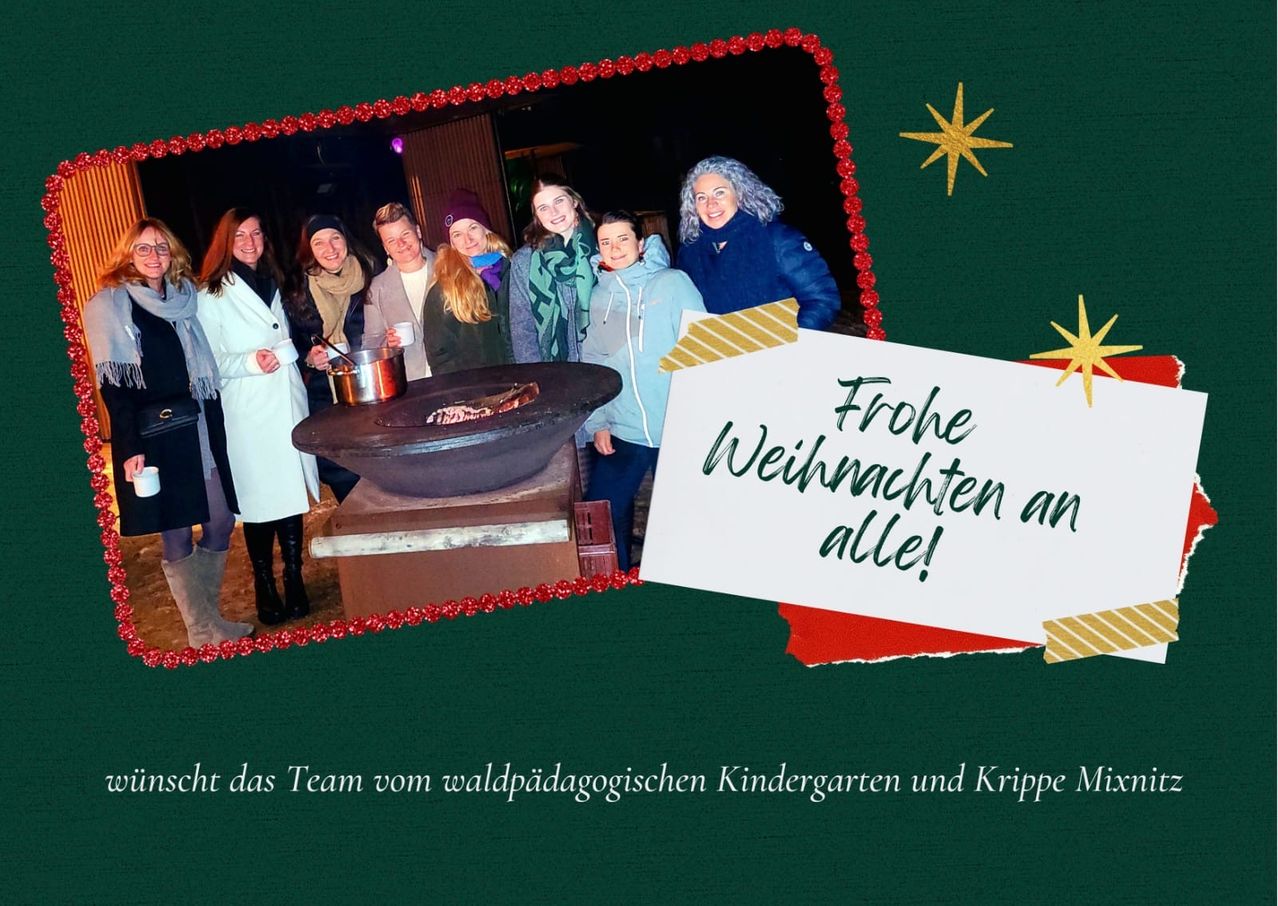 Eine Gruppe lächelnder Erwachsener und Kinder posiert um ein Lagerfeuer herum, möglicherweise bei einer Weihnachtsveranstaltung. Das Bild zeigt einen festlichen Rand und eine Karte mit der Aufschrift 'Frohe Weihnachten an alle!' in deutscher Sprache.
