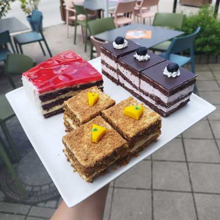 Bild enthält, Food, Food Presentation, Sweets, Plant, Chair, Furniture, Bread