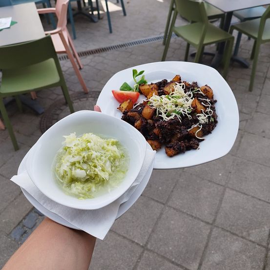 Bild enthält, Food Presentation, Dining Table, Table, Lunch, Meal, Brunch, Plate, Dining Room, Chair, Restaurant