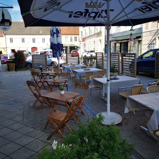 Bild enthält, Restaurant, Cafe, Path, City, Walkway, Cafeteria, Table, Chair, Street, Dining Table