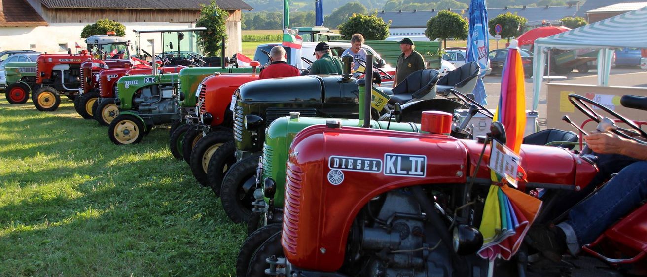 Bild enthält, Tractor, Vehicle, Person, Car, Hat, Grass, Outdoors, Wheel, Adult, Man