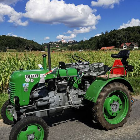 Bild enthält, Tractor, Vehicle, Machine, Wheel, Lawn Mower, Tire, Nature, Outdoors, Bird