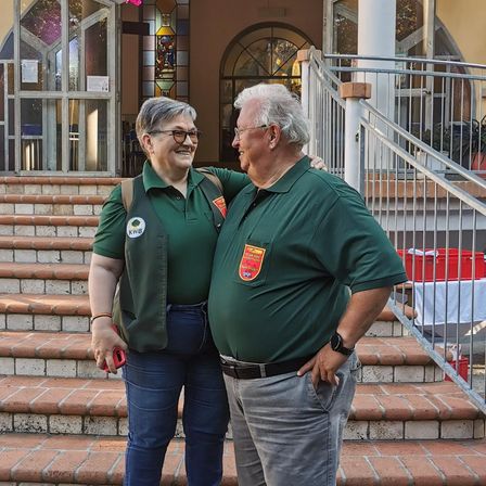Bild enthält, Pants, Potted Plant, Photography, Portrait, Jeans, Shoe, Shelter, City, Street, Path