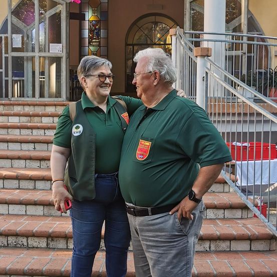 Bild enthält, Pants, Potted Plant, Photography, Portrait, Jeans, Shoe, Shelter, City, Street, Path