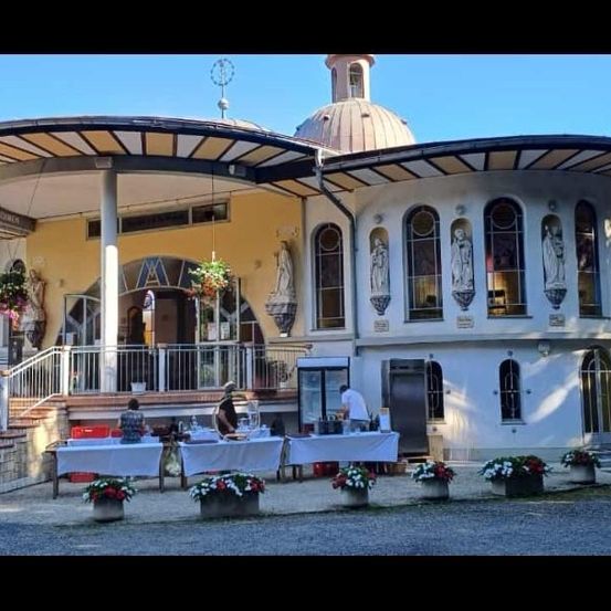 Bild enthält, Yacht, Building, House, Housing, Villa, Interior Design, Hotel, Resort, Person, Plant