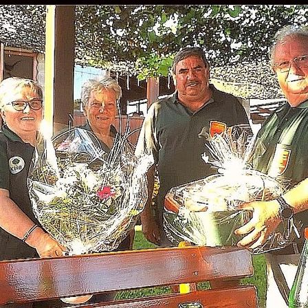 Bild enthält, Person, Photography, Portrait, People, T-Shirt, Flower Bouquet, Adult, Male, Man, Table