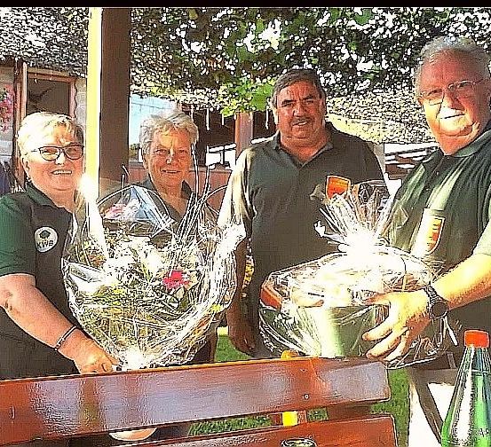 Bild enthält, Person, Photography, Portrait, People, T-Shirt, Flower Bouquet, Adult, Male, Man, Table