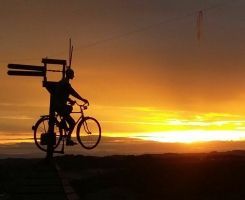 Bild enthält, Nature, Outdoors, Sky, Silhouette, Bicycle, Cycling, Person, Wheel, Adult, Man