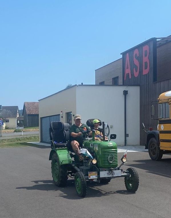 Bild enthält, Grass, Plant, Tractor, Vehicle, Adult, Male, Man, Person, Wheel, Lawn