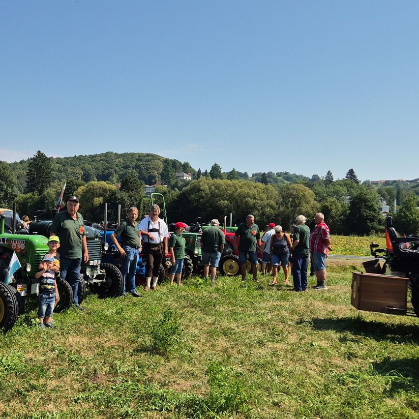 Bild enthält, Grass, Outdoors, Person, Nature, Wheel, Tractor, Vehicle, Countryside, Field, Rural