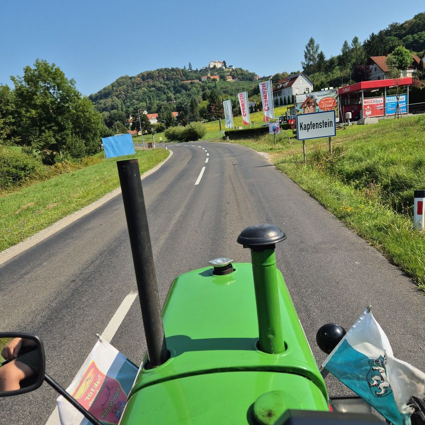 Bild enthält, Road, Tarmac, Person, Outdoors, Car, Transportation, Vehicle
