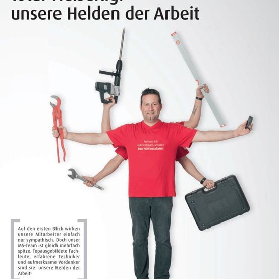 Das Bild zeigt einen Mann in einem roten T-Shirt, der Werkzeuge in beiden Händen hält, lächelt und für ein Foto posiert. Er ist von Text in deutscher Sprache umgeben.