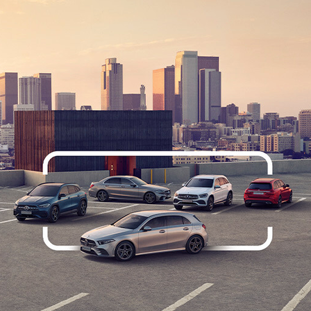 Sechs Autos sind auf einem Parkplatz in der Stadt mit Blick auf die Skyline geparkt. Die Autos sind in verschiedenen Farben und Modellen. Ein Rahmen umgibt die Autos.